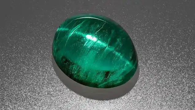 زمرد چشم‌گربه‌ای چیست؟ زمرد چشم‌گربه‌ای (Cat’s Eye Emerald) یکی از انواع سنگ زمرد است که بسیار خاص و کمیاب بوده و حالتی شبیه چشم‌گربه دارد. این سنگ گربه‌چشم با نام دم اژدها (Tail of the Dragon🐲) نیز شناخته می‌شود. در این مقاله به طور کامل به نحوۀ شکل‌گیری سنگ زمرد چشم‌گربه‌ای خواهیم پرداخت و خواص و  ...